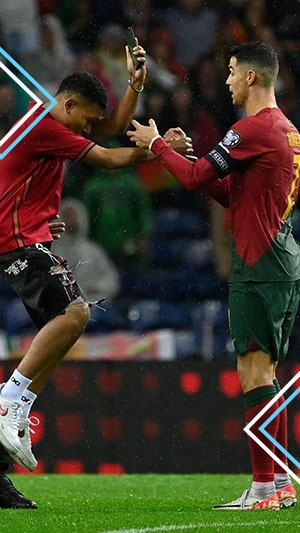 مشجع يقتحم الملعب من أجل كريستيانو رونالدو ويحتفل معه